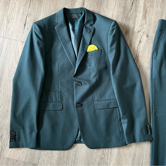 Elegant Green Two-Piece Suit with Notch Lapel - Picture 2 of 12